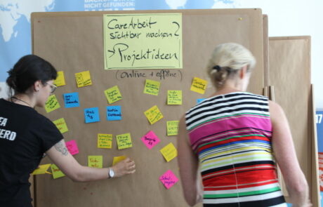 2 Frauen pinnen Projekt-Ideen zu "Carearbeit sichtbar machen" an eine Wand
